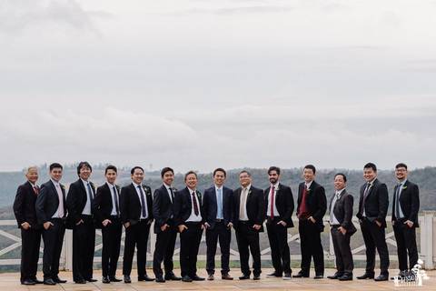 Fotografia de Casamento Boho no Moress Fazenda, Londrina, de fotógrafo de casais de Maringá/PR, em dia nublado e com chuva, foto dos noivos com convidados depois da cerimônia'