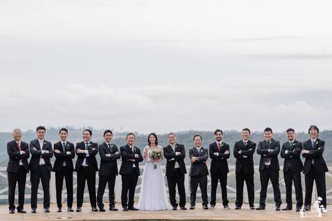 Fotografia de Casamento Boho no Moress Fazenda, Londrina, de fotógrafo de casais de Maringá/PR, em dia nublado e com chuva, foto dos noivos com convidados depois da cerimônia'