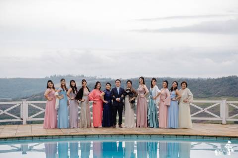 Fotografia de Casamento Boho no Moress Fazenda, Londrina, de fotógrafo de casais de Maringá/PR, em dia nublado e com chuva, foto dos noivos com convidados depois da cerimônia'