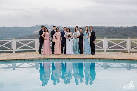 Fotografia de Casamento Boho no Moress Fazenda, Londrina, de fotógrafo de casais de Maringá/PR, em dia nublado e com chuva, foto dos noivos com convidados depois da cerimônia'