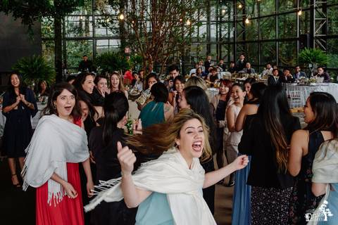 Fotografia de Casamento Boho no Moress Fazenda, Londrina, de fotógrafo de casais de Maringá/PR, em dia nublado e com chuva, foto da noiva jogando o buquê'