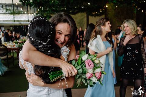 Fotografia de Casamento Boho no Moress Fazenda, Londrina, de fotógrafo de casais de Maringá/PR, em dia nublado e com chuva, foto da noiva jogando o buquê'