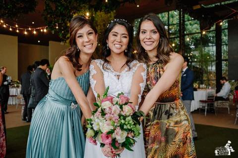 Fotografia de Casamento Boho no Moress Fazenda, Londrina, de fotógrafo de casais de Maringá/PR, em dia nublado e com chuva, foto da noiva jogando o buquê'