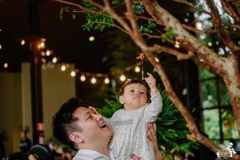 Fotografia de Casamento Boho no Moress Fazenda, Londrina, de fotógrafo de casais de Maringá/PR, em dia nublado e com chuva, foto da recepção do casamento'