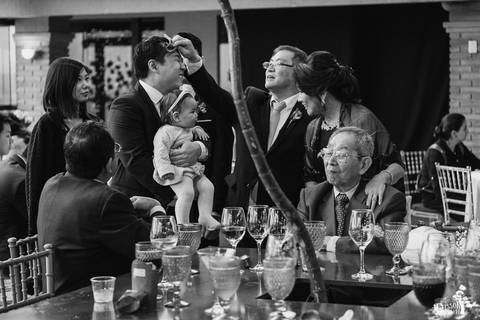 Fotografia de Casamento Boho no Moress Fazenda, Londrina, de fotógrafo de casais de Maringá/PR, em dia nublado e com chuva, foto da recepção do casamento'