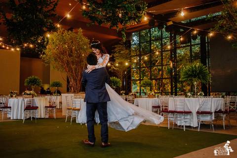 Fotografia de Casamento Boho no Moress Fazenda, Londrina, de fotógrafo de casais de Maringá/PR, em dia nublado e com chuva, foto dos noivos dançando sozinhos no salão de festas'