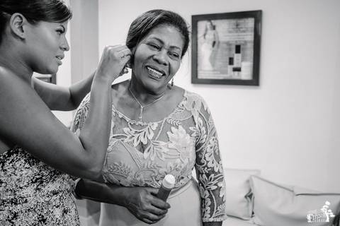 Fotografia de casamento na praia, casamento pé na areia, fotógrafo de Maringá/PR fotografando destination wedding em Cancun, Mexico, foto preto e branco do making of da noiva, noiva colocando brinco na mãe'