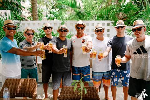 Fotografia de casamento na praia, casamento pé na areia, fotógrafo de Maringá/PR fotografando destination wedding em Cancun, Mexico, foto do making of do noivo, tomando cerveja com os amigos'