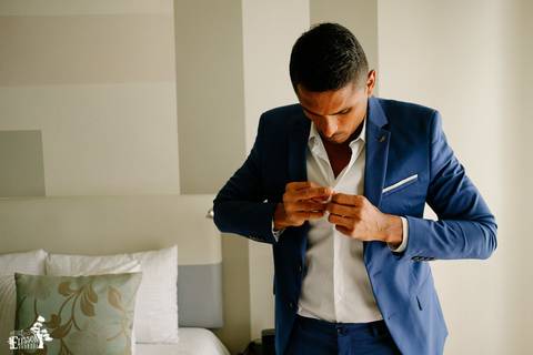 Fotografia de casamento na praia, casamento pé na areia, fotógrafo de Maringá/PR fotografando destination wedding em Cancun, Mexico, foto do making of do noivo se vestindo para o casamento'