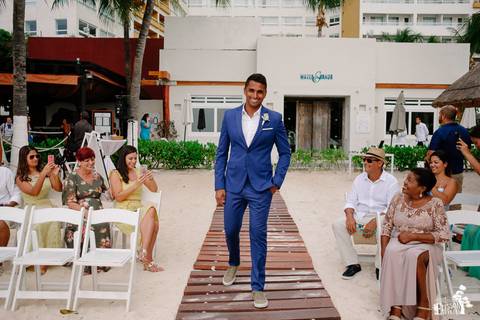 Fotografia de casamento na praia, casamento pé na areia, fotógrafo de Maringá/PR fotografando destination wedding em Cancun, Mexico, foto do noivo entrando no casamento'
