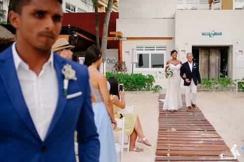 Fotografia de casamento na praia, casamento pé na areia, fotógrafo de Maringá/PR fotografando destination wedding em Cancun, Mexico, foto da noiva entrando no casamento'