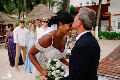 Fotografia de casamento na praia, casamento pé na areia, fotógrafo de Maringá/PR fotografando destination wedding em Cancun, Mexico, foto do pai beijando a testa da noiva'