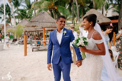 Fotografia de casamento na praia, casamento pé na areia, fotógrafo de Maringá/PR fotografando destination wedding em Cancun, Mexico, foto do noivo recebendo a noiva no cortejo'