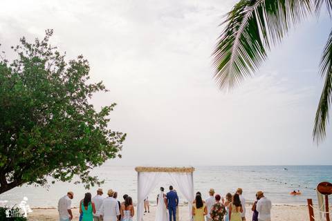Fotografia de casamento na praia, casamento pé na areia, fotógrafo de Maringá/PR fotografando destination wedding em Cancun, Mexico, foto durante a cerimônia de casamento'
