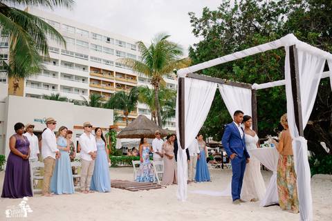 Fotografia de casamento na praia, casamento pé na areia, fotógrafo de Maringá/PR fotografando destination wedding em Cancun, Mexico, foto durante a cerimônia de casamento'