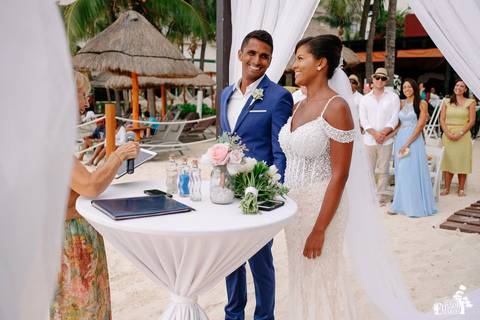Fotografia de casamento na praia, casamento pé na areia, fotógrafo de Maringá/PR fotografando destination wedding em Cancun, Mexico, foto durante a cerimônia de casamento'