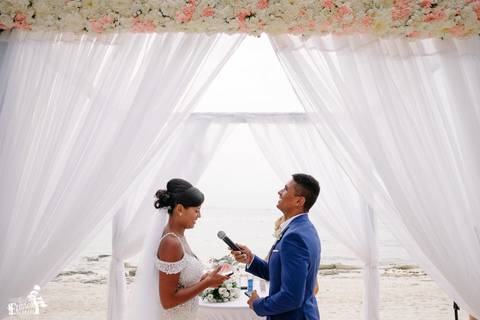 Fotografia de casamento na praia, casamento pé na areia, fotógrafo de Maringá/PR fotografando destination wedding em Cancun, Mexico, foto durante a cerimônia de casamento, com a noiva dizendo os votos'