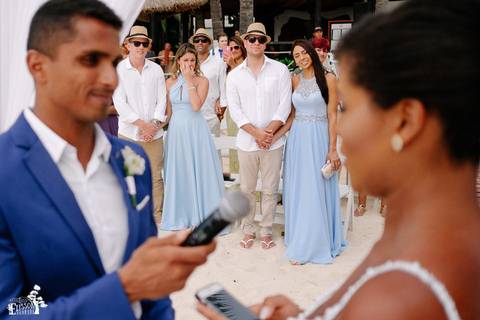 Fotografia de casamento na praia, casamento pé na areia, fotógrafo de Maringá/PR fotografando destination wedding em Cancun, Mexico, foto durante a cerimônia de casamento, com a noiva dizendo os votos'