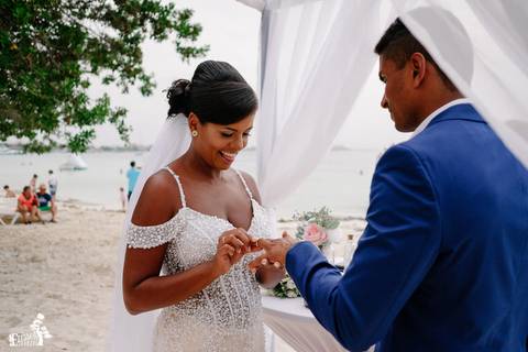 Fotografia de casamento na praia, casamento pé na areia, fotógrafo de Maringá/PR fotografando destination wedding em Cancun, Mexico, noiva colocando a aliança no noivo'
