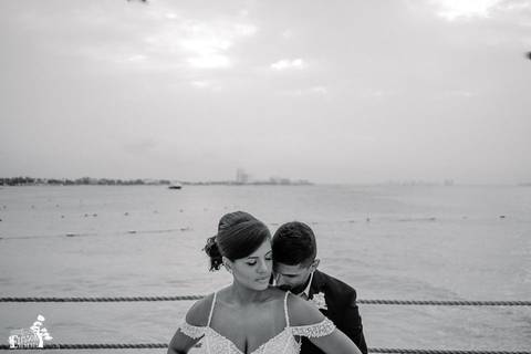 Fotografia de casamento na praia, casamento pé na areia, fotógrafo de Maringá/PR fotografando destination wedding em Cancun, Mexico, retratos posados dos noivos depois da cerimônia'