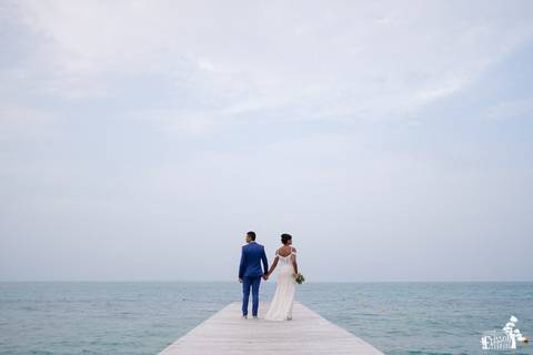 Fotografia de casamento na praia, casamento pé na areia, fotógrafo de Maringá/PR fotografando destination wedding em Cancun, Mexico, retratos posados dos noivos depois da cerimônia'
