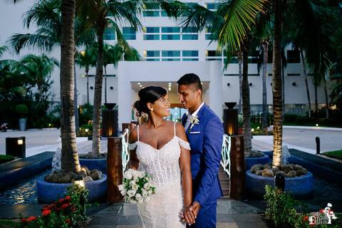Fotografia de casamento na praia, casamento pé na areia, fotógrafo de Maringá/PR fotografando destination wedding em Cancun, Mexico, retratos posados dos noivos depois da cerimônia'