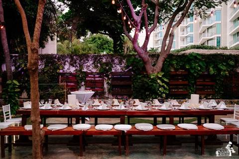 Fotografia de casamento na praia, casamento pé na areia, fotógrafo de Maringá/PR fotografando destination wedding em Cancun, Mexico, foto da mesa estilo buffet'