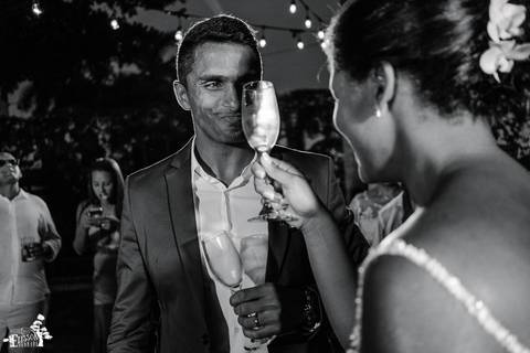 Fotografia de casamento na praia, casamento pé na areia, fotógrafo de Maringá/PR fotografando destination wedding em Cancun, Mexico, noivos brindando'