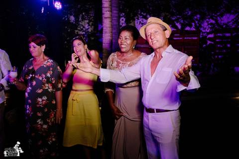 Fotografia de casamento na praia, casamento pé na areia, fotógrafo de Maringá/PR fotografando destination wedding em Cancun, Mexico, pai da noiva discursando'