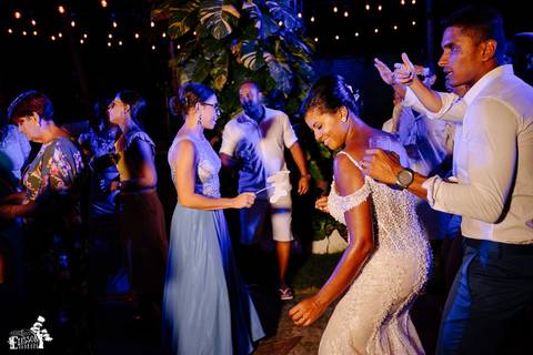 Fotografia de casamento na praia, casamento pé na areia, fotógrafo de Maringá/PR fotografando destination wedding em Cancun, Mexico, durante a festa'