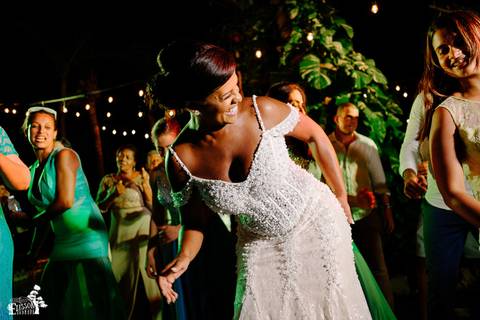 Fotografia de casamento na praia, casamento pé na areia, fotógrafo de Maringá/PR fotografando destination wedding em Cancun, Mexico, durante a festa'