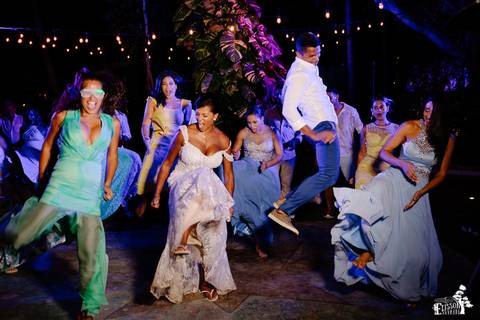 Fotografia de casamento na praia, casamento pé na areia, fotógrafo de Maringá/PR fotografando destination wedding em Cancun, Mexico, durante a festa'