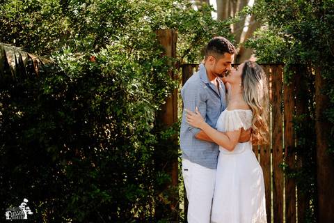 ensaio pre-casamento, foto no campo, ao ar livre, no eden garden em Maringá/PR'