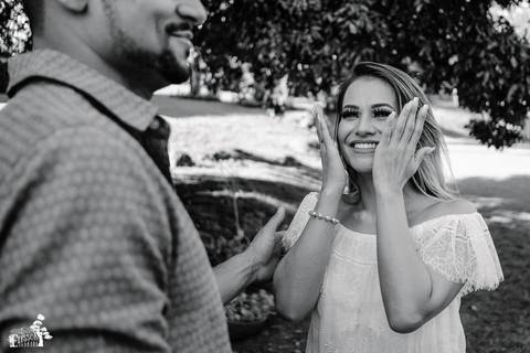 ensaio pre-casamento, foto no campo, ao ar livre, no eden garden em Maringá/PR'