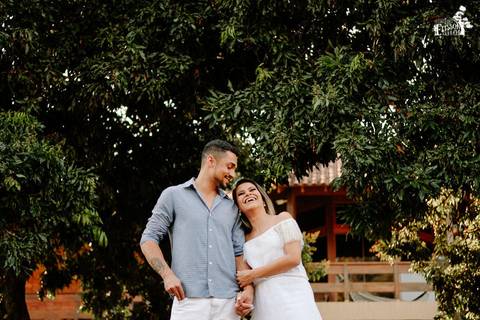 ensaio pre-casamento, foto no campo, ao ar livre, no eden garden em Maringá/PR'