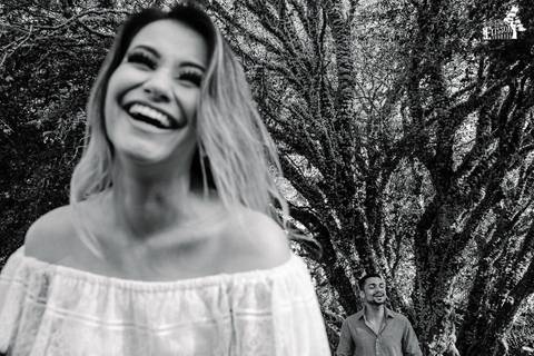 ensaio pre-casamento, foto no campo, ao ar livre, no eden garden em Maringá/PR'