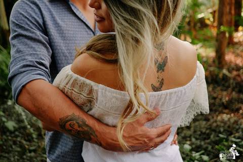 ensaio pre-casamento, foto no campo, ao ar livre, no eden garden em Maringá/PR'