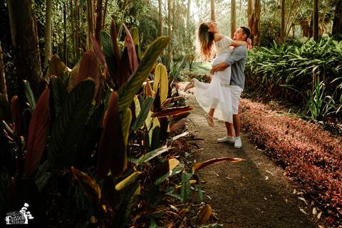 ensaio pre-casamento, foto no campo, ao ar livre, no eden garden em Maringá/PR'
