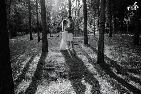 ensaio pre-casamento, foto no campo, ao ar livre, no eden garden em Maringá/PR'
