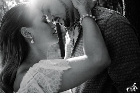 ensaio pre-casamento, foto no campo, ao ar livre, no eden garden em Maringá/PR'