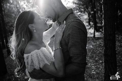 ensaio pre-casamento, foto no campo, ao ar livre, no eden garden em Maringá/PR'