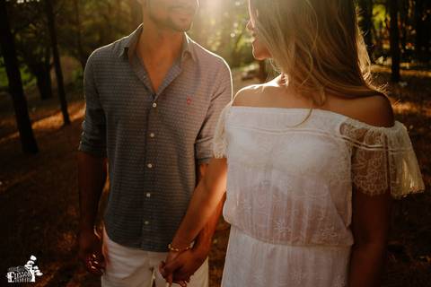ensaio pre-casamento, foto no campo, ao ar livre, no eden garden em Maringá/PR'