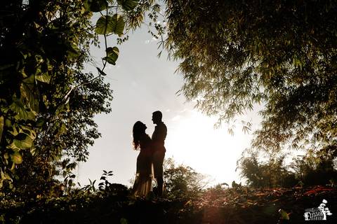 ensaio pre-casamento, foto no campo, ao ar livre, no eden garden em Maringá/PR'