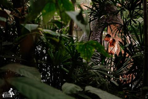 ensaio pre-casamento, foto no campo, ao ar livre, no eden garden em Maringá/PR'