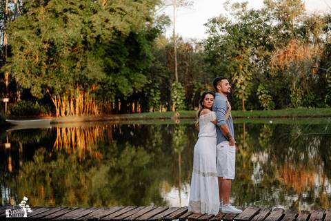 ensaio pre-casamento, foto no campo, ao ar livre, no eden garden em Maringá/PR'