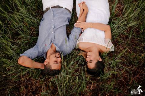 ensaio pre-casamento, foto no campo, ao ar livre, no eden garden em Maringá/PR'
