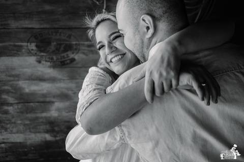 foto em ensaio pré-wedding,noivos se abraçando, foto em preto e branco'