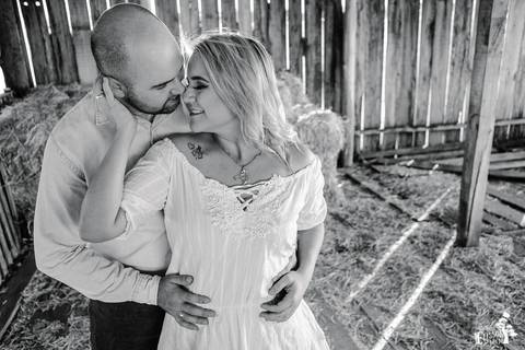 foto em preto e branco em ensaio de casal, durante ensaio pré-wedding'