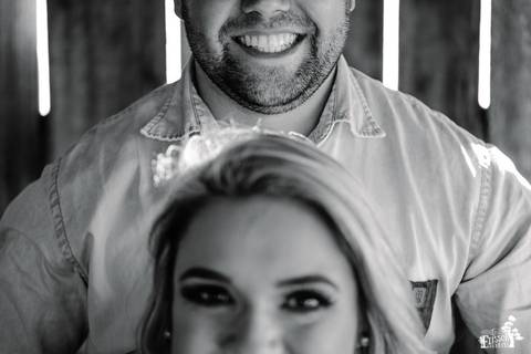 foto em preto e branco em ensaio de casal, durante ensaio pré-wedding'