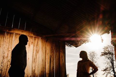 foto criativa de casal em ensaio pré-wedding, noivo em sulhueta na madeira'